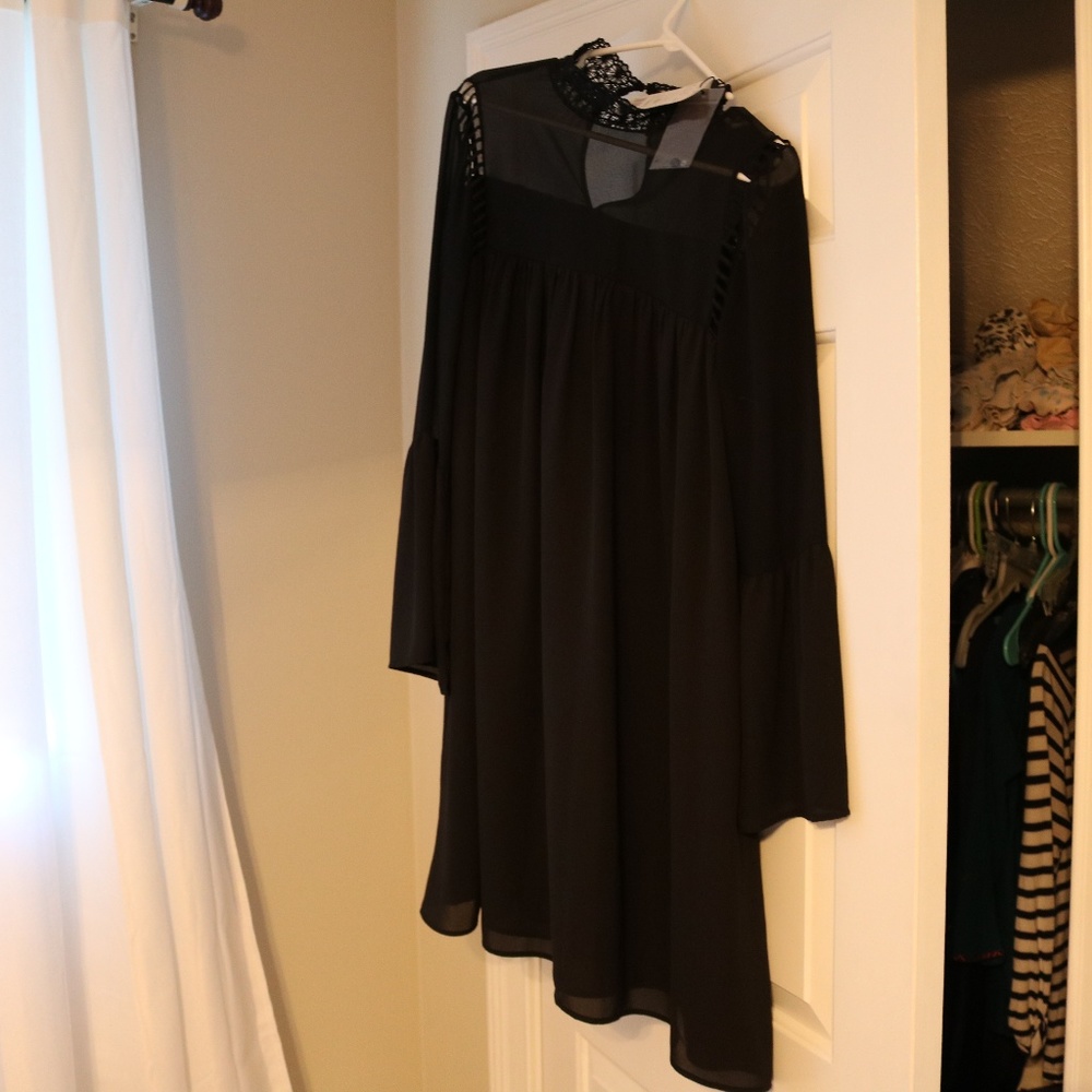 Black Flowy Dress with Lace Collar and loose sleev
